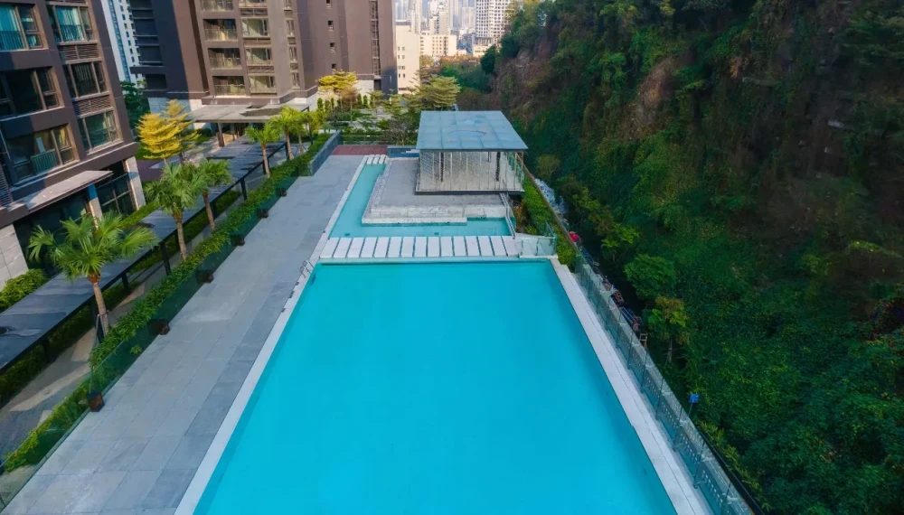 户外山景泳池